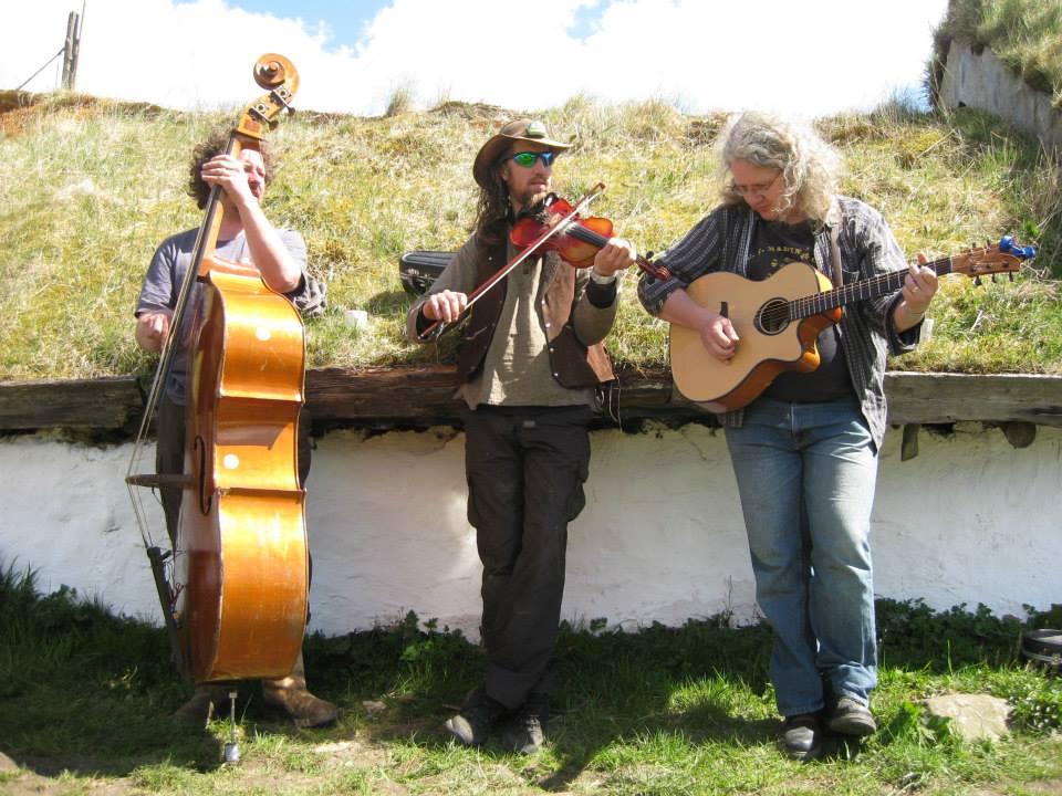 Bass, Guitars and Fiddle in the middle